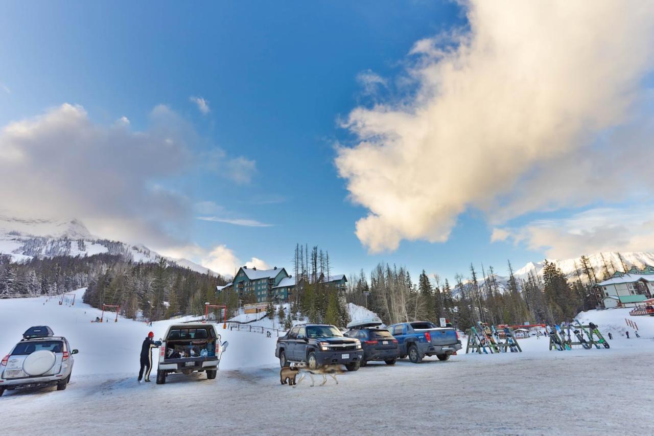 Griz Inn By Stayin Fernie Exteriör bild