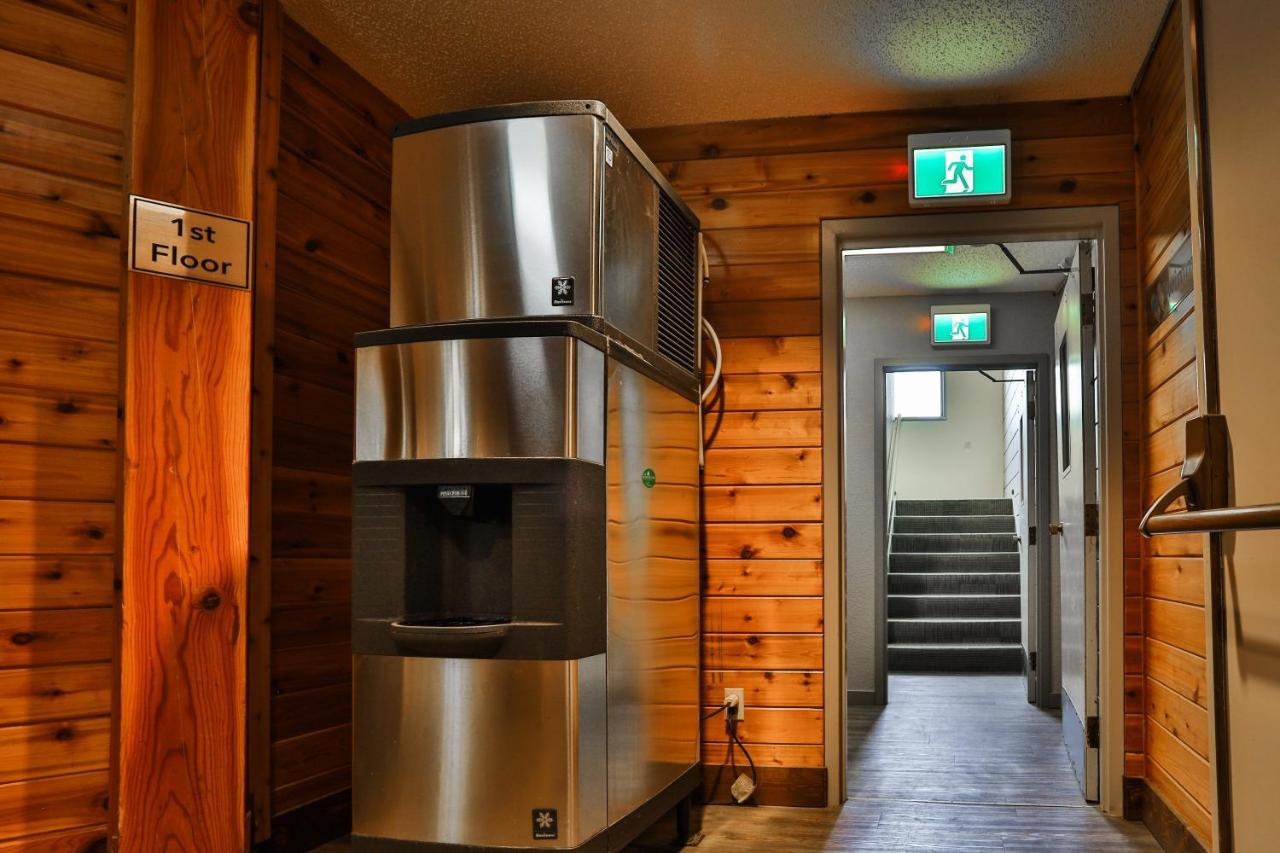 Griz Inn By Stayin Fernie Exteriör bild